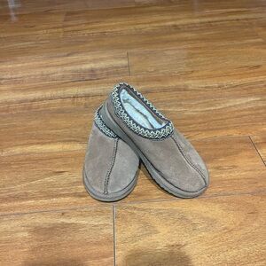 Ugg Tasman Slippers. Color: Chestnut. Size: 5W